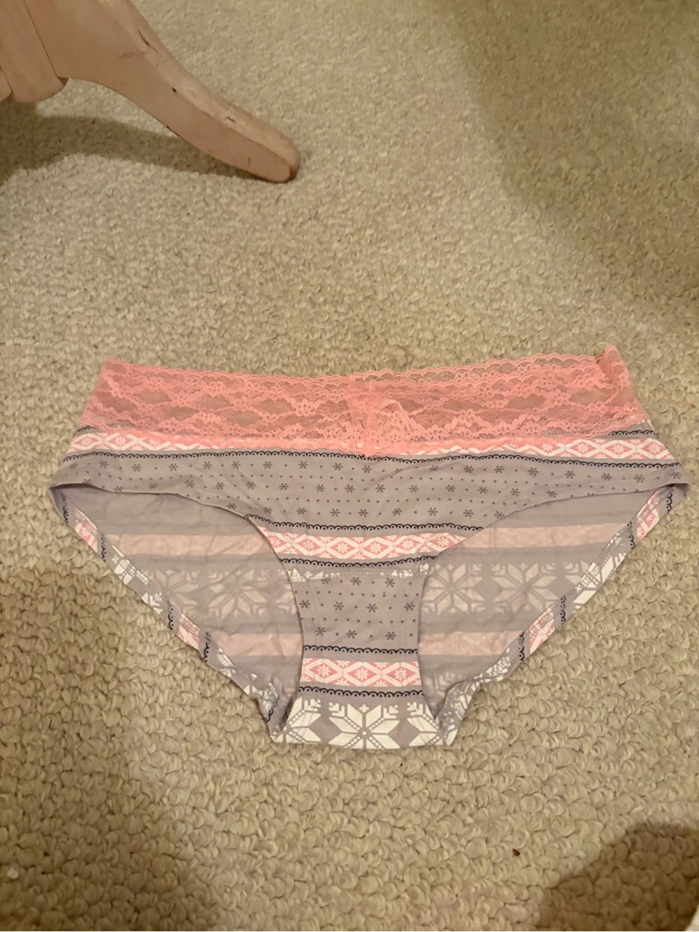 Victoria’s Secret Gray & Pink Lace-Trim Hipster Bottoms nwt size M